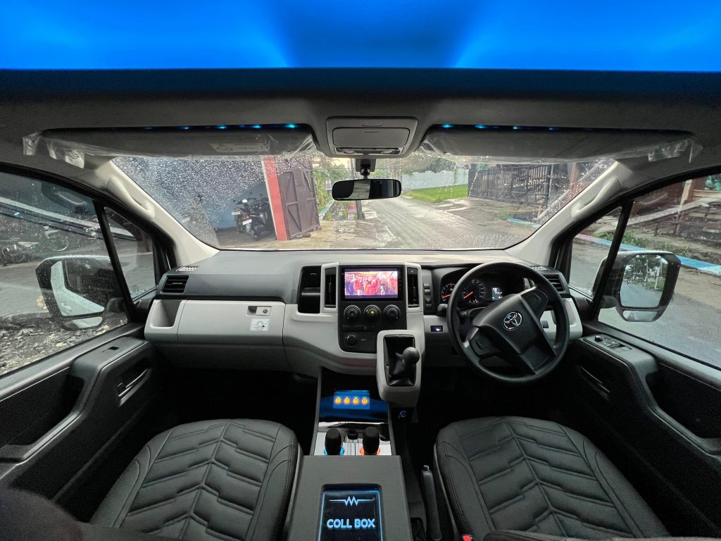 Tampak cockpit driver dari armada Bimantara Trans